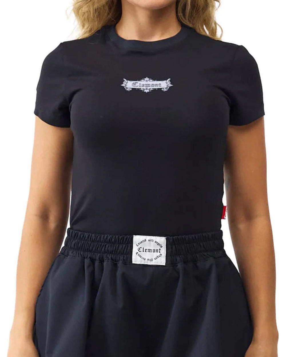 CAMISETA CLEMONT MUJER BASICA FRONTAL MODELO