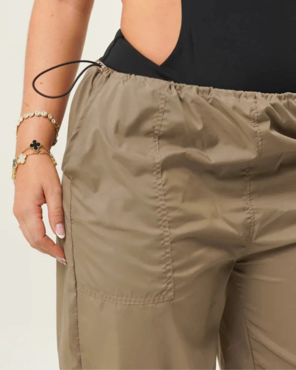 Pantalón Verona Labeur Arena Mujer Frontal Modelo Detalle