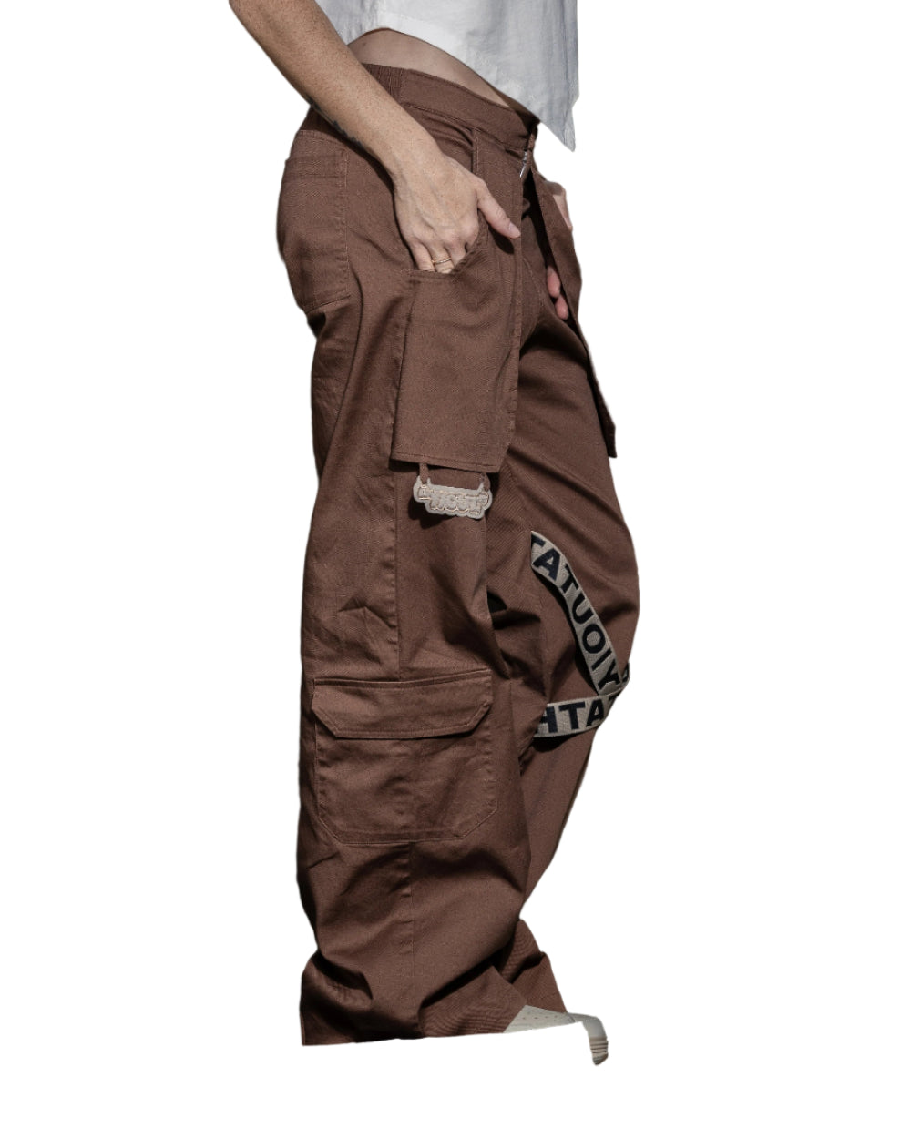 Pantalón Spore Pant YOut Café Mujer Lateral Modelo