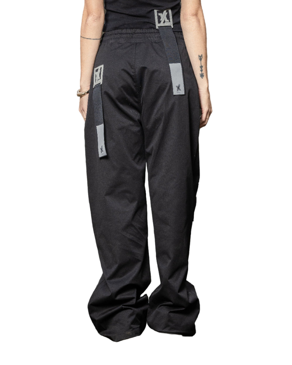 Pantalón Black Truffle Pant Negro Mujer Detrás Modelo