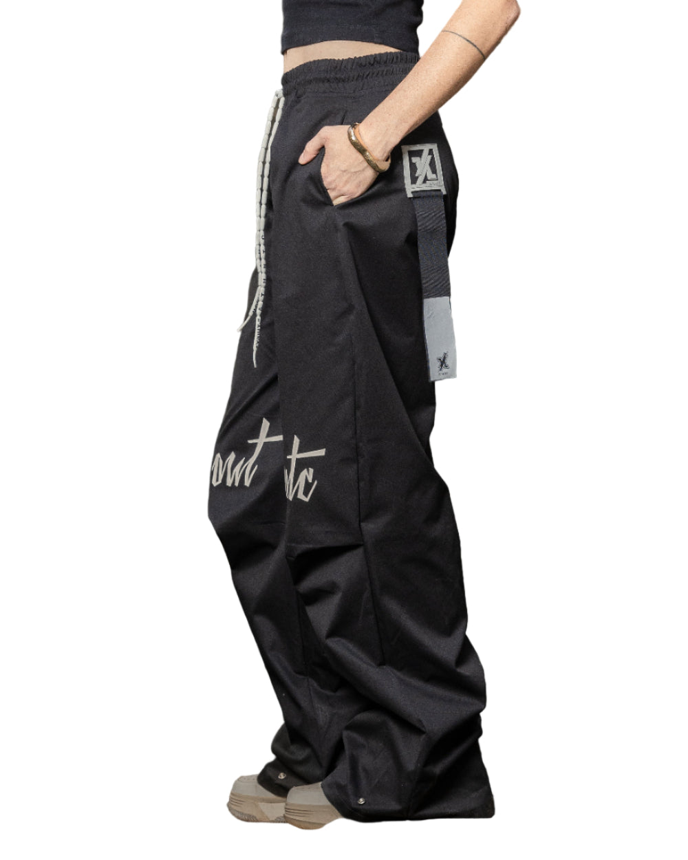 Pantalón Black Truffle Pant Negro Mujer Lateral Modelo