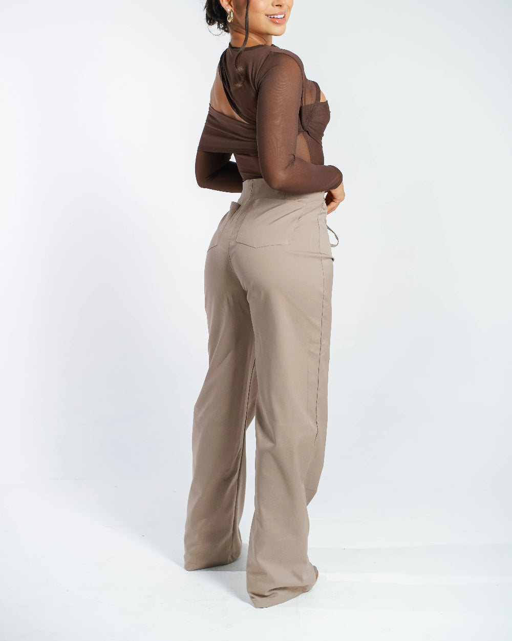 Pantalón Talia Labeur Beige Mujer Detrás Modelo