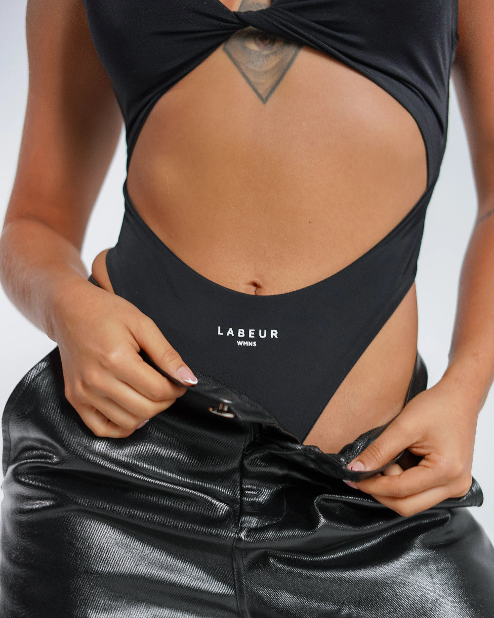 Body Nemesi Labeur Negro Mujer Frontal Modelo Detalle