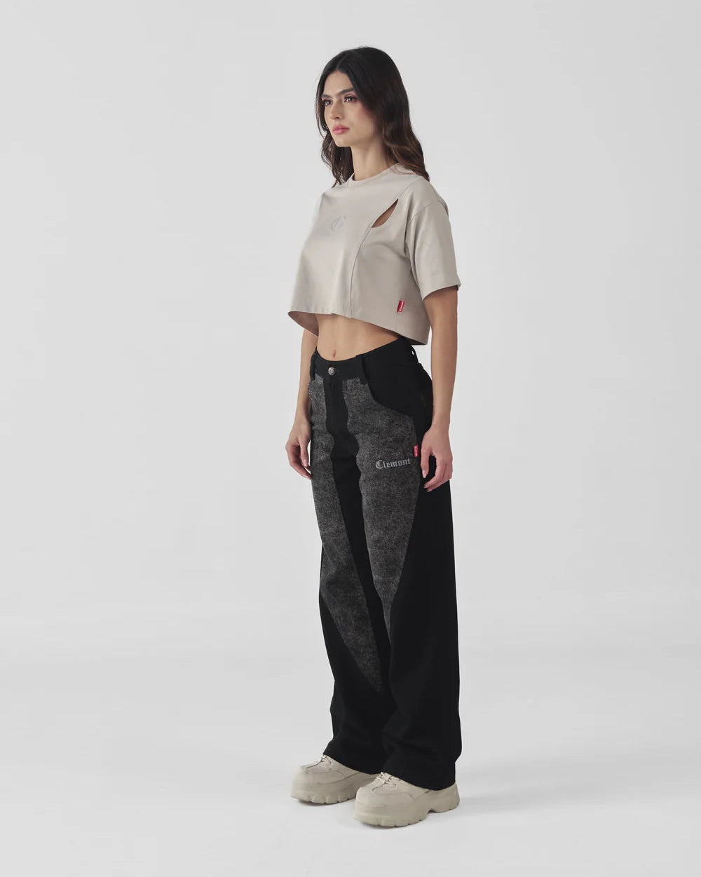Crop Top Oversized Illuminazione Clemont Plateado Mujer Lateral Modelo