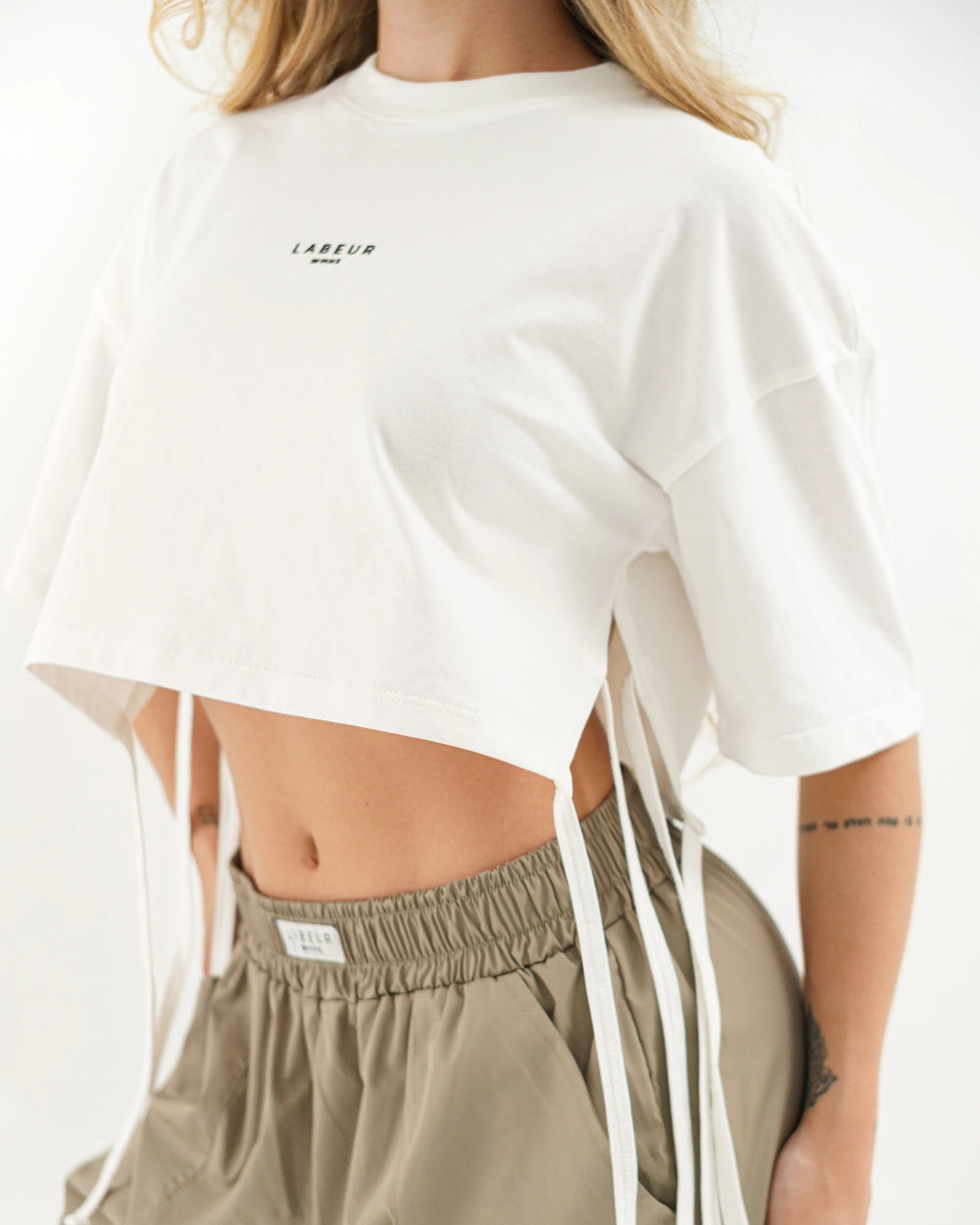 Camisa Cannes Labeur Crema Mujer Frontal Modelo Detalle