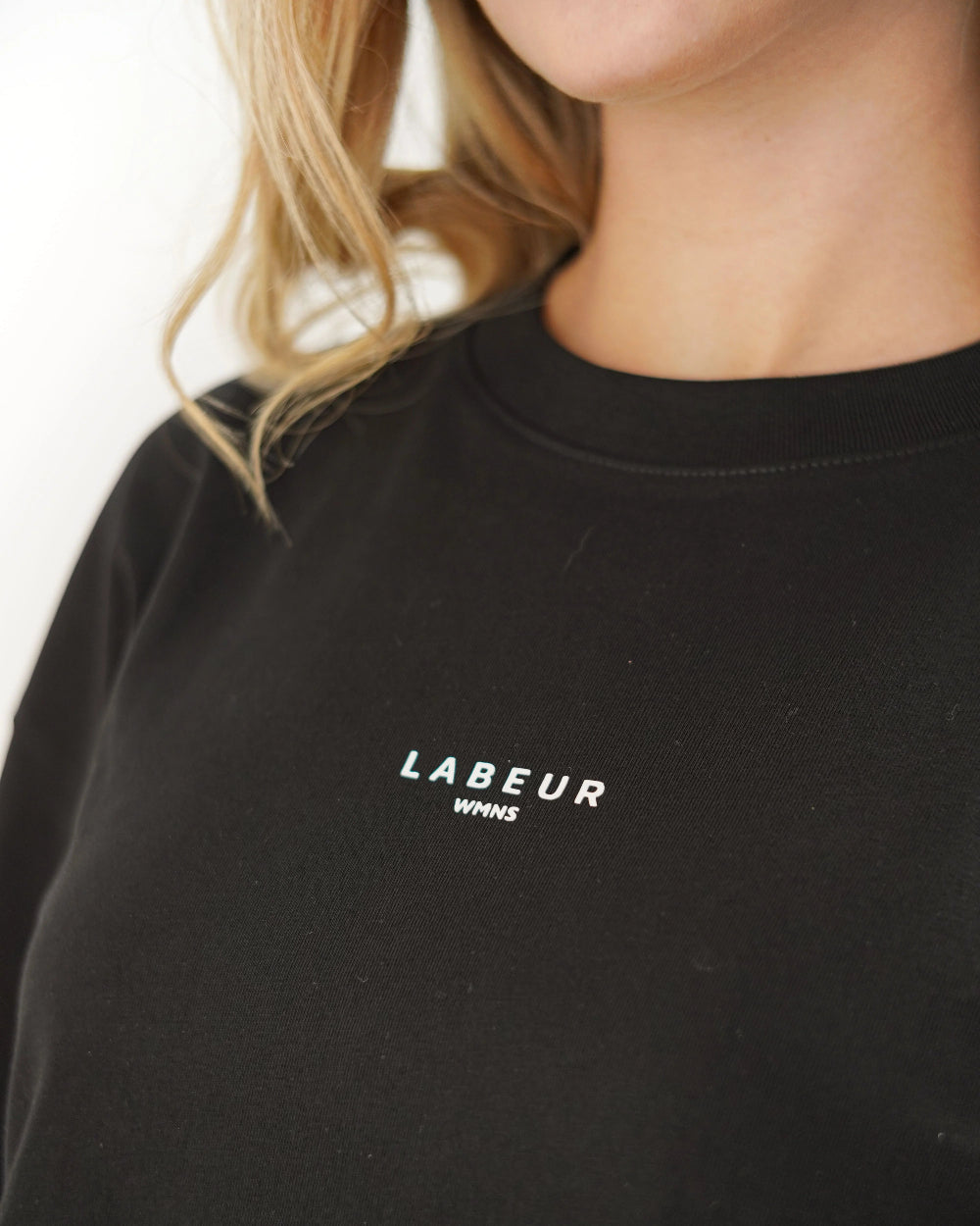 Camisa Cannes Labeur Negro Mujer Frontal Modelo Detalle