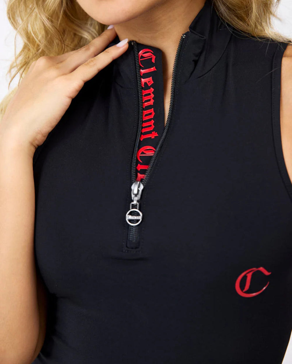 Crop Top Nemesi Clemont Negro Modelo Detalle