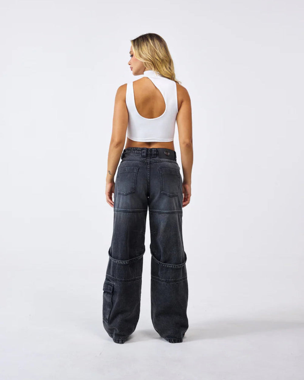 Crop Top Ascesa Blanco Detrás Modelo