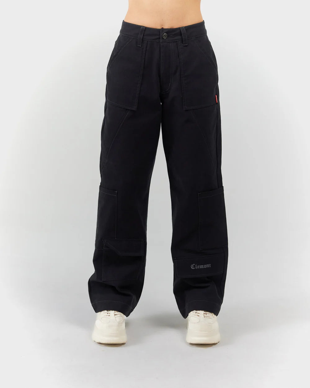 Pantalón Radioso Negro Mujer Clemont Frente Modelo