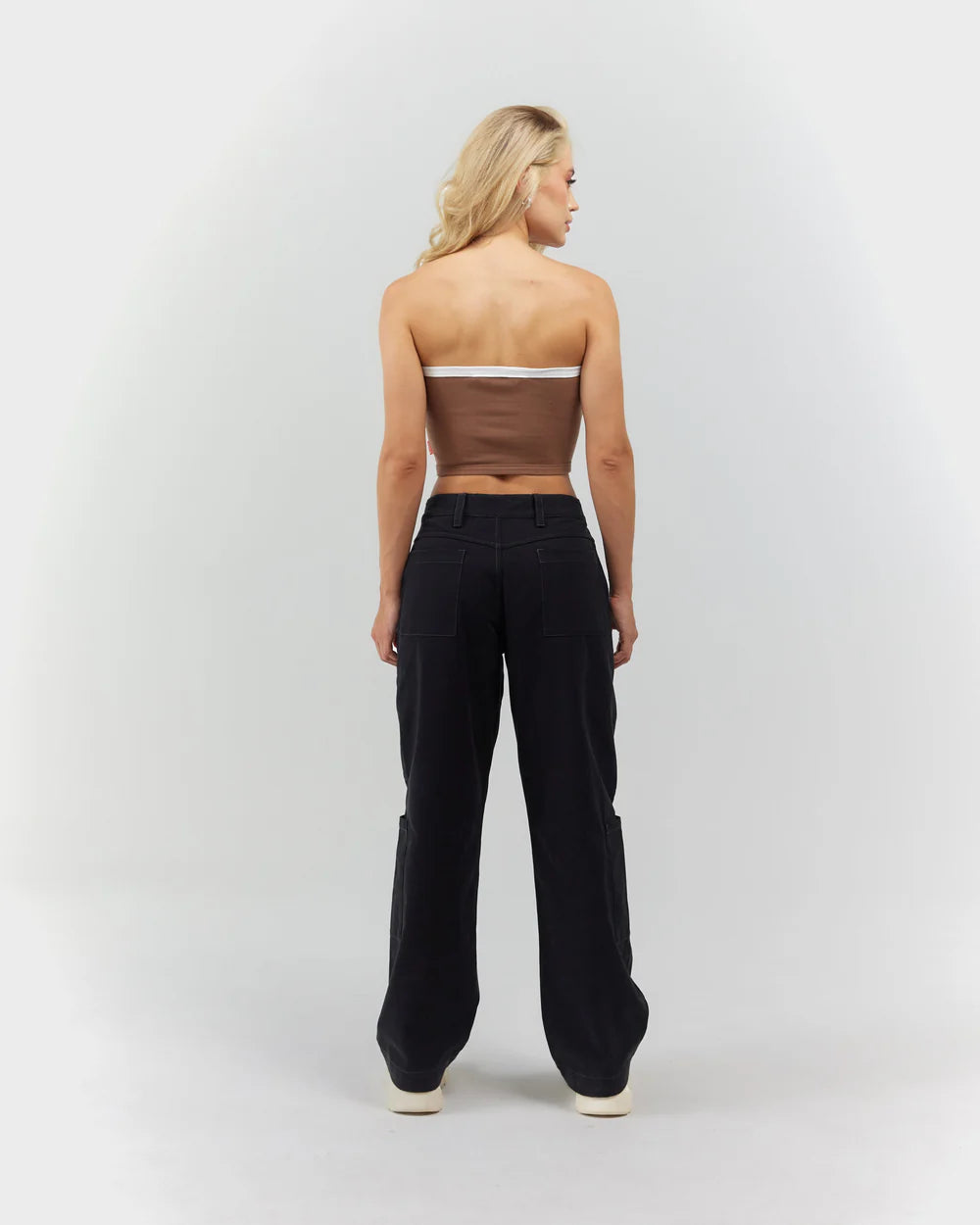 Crop Top Felicitá Clemont Taupe Mujer Detrás Modelo