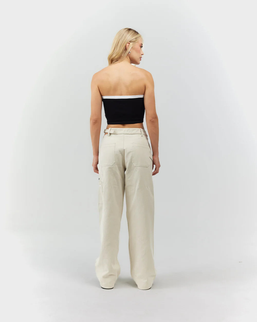 Crop Top Felicitá Clemont Negro Mujer Detrás Modelo