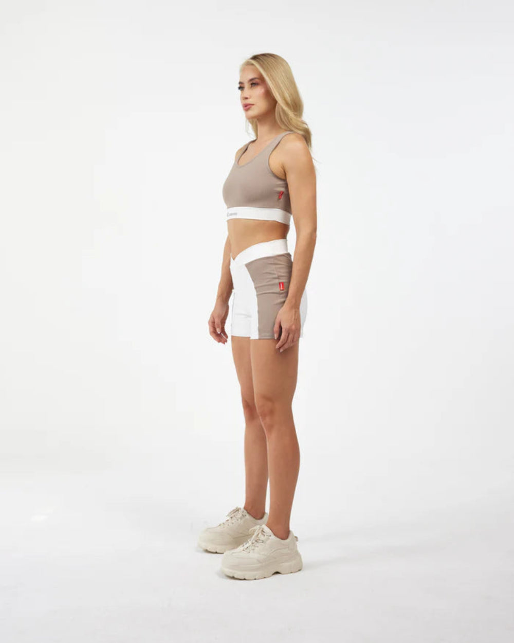 Crop Top Vibrante Clemont Taupe Mujer Lateral Modelo