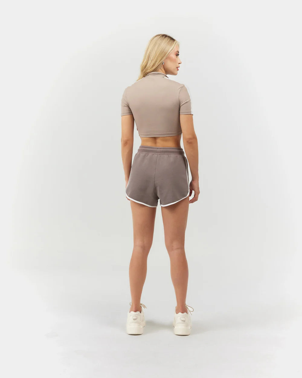 Crop Top Luminosa Clemont Taupe Mujer Detrás Modelo General