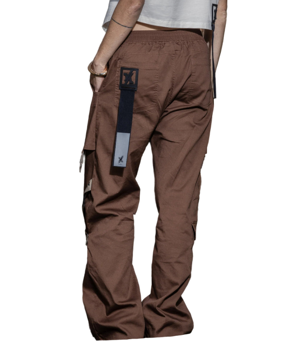 Pantalón Spore Pant YOut Café Mujer Detrás Modelo