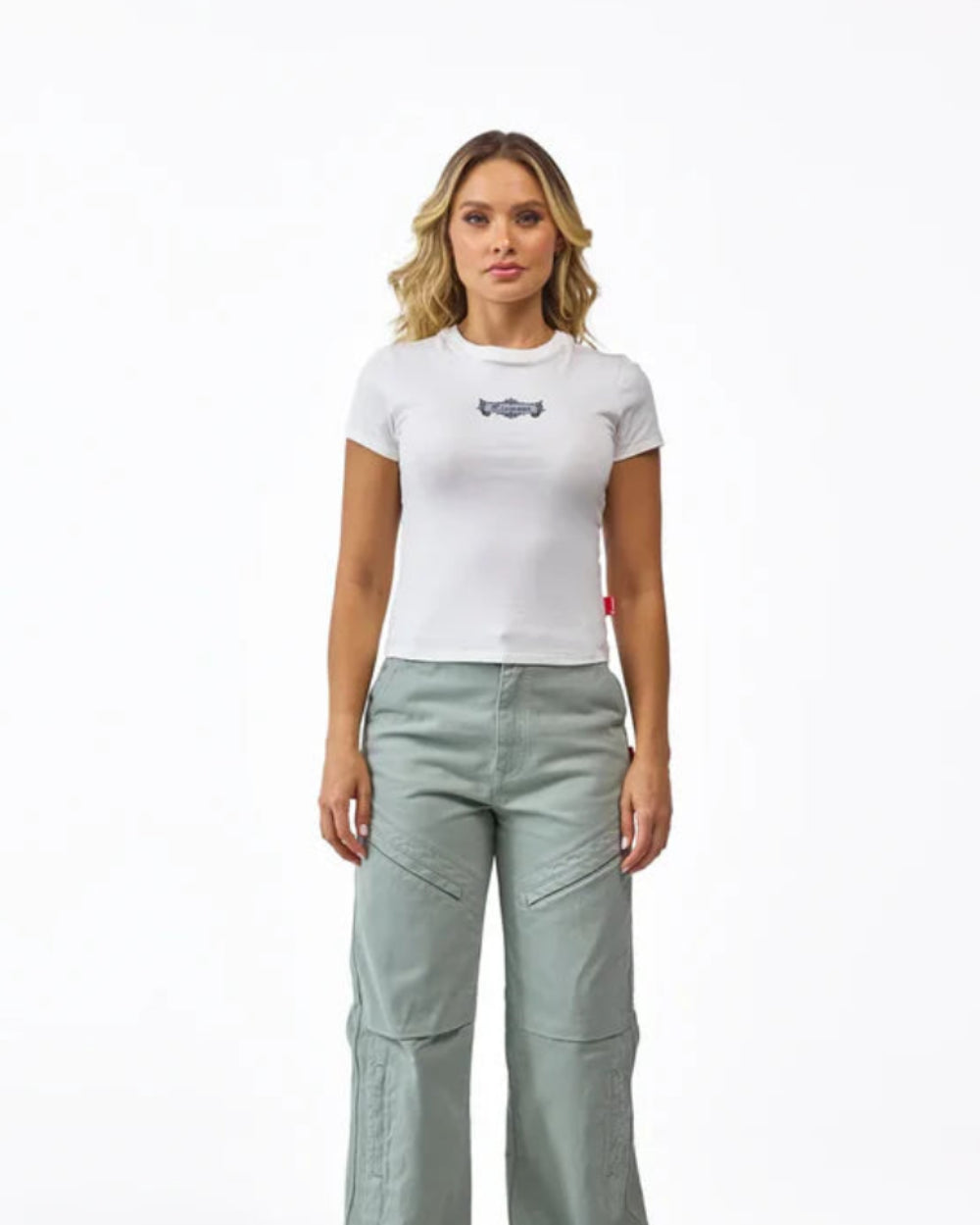 CAMISETA CLEMONT MUJER BASICA FRONTAL MODELO