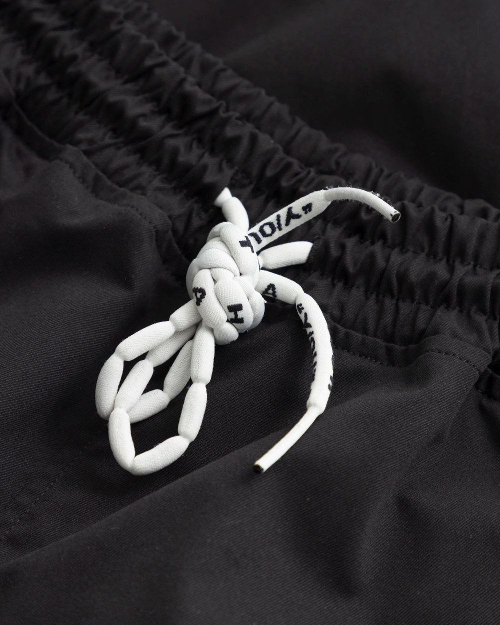 Pantalón Black Truffle Pant Negro Mujer Frontal Detalle