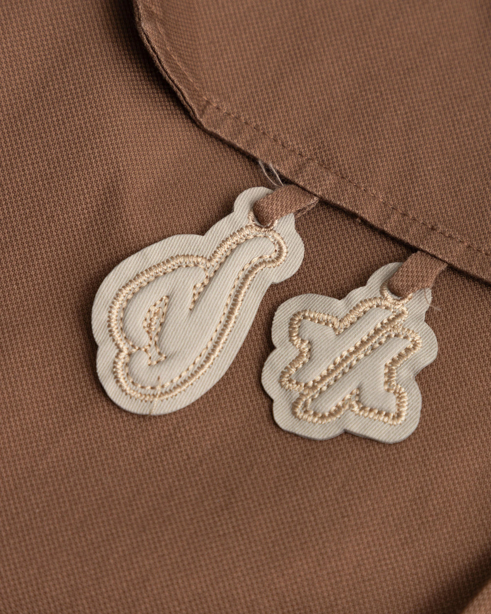 Pantalón Spore Pant YOut Café Mujer Frontal Detalle