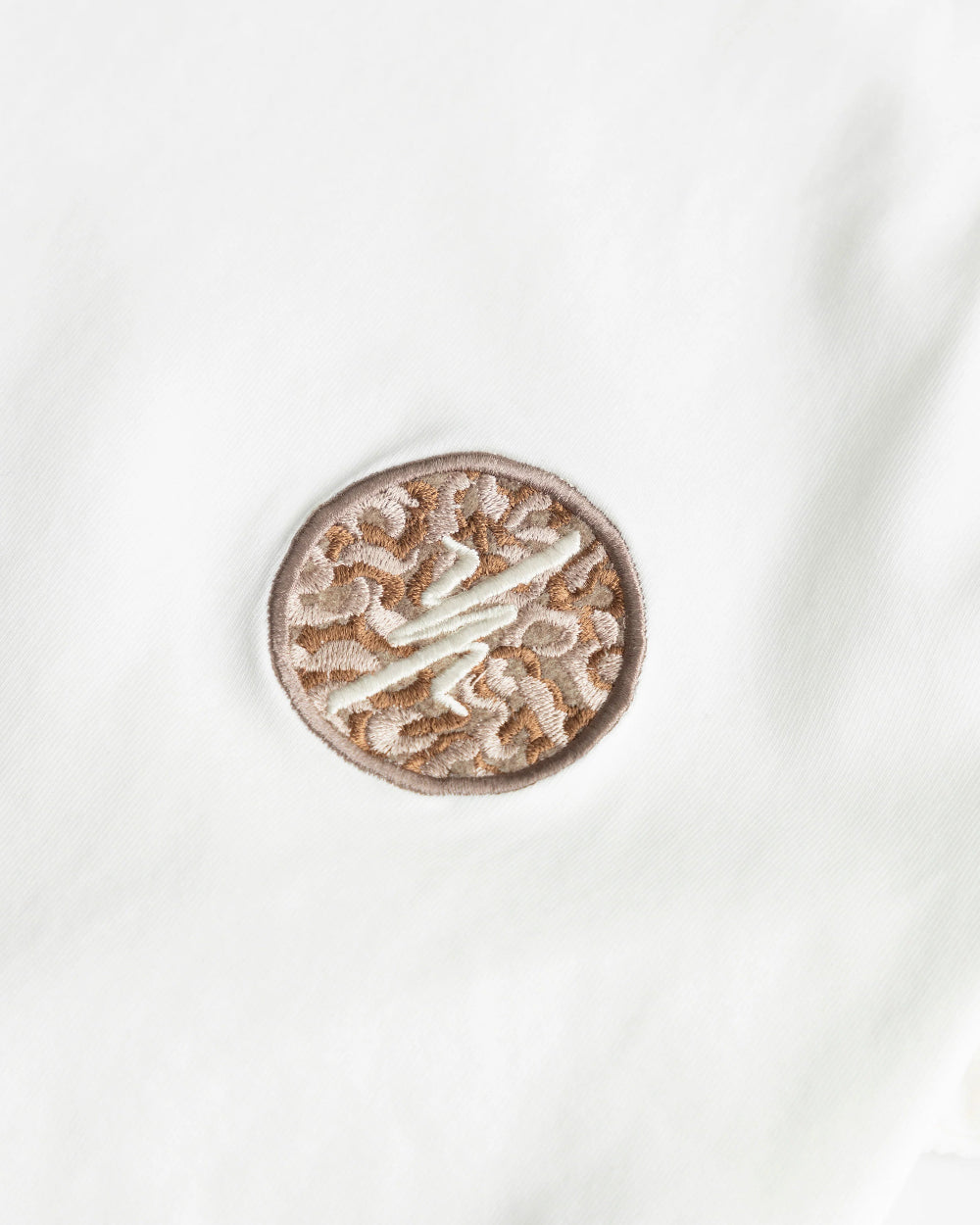 Camiseta Tree Tshirt YOut Crema Mujer Frontal Detalle Izquierdo