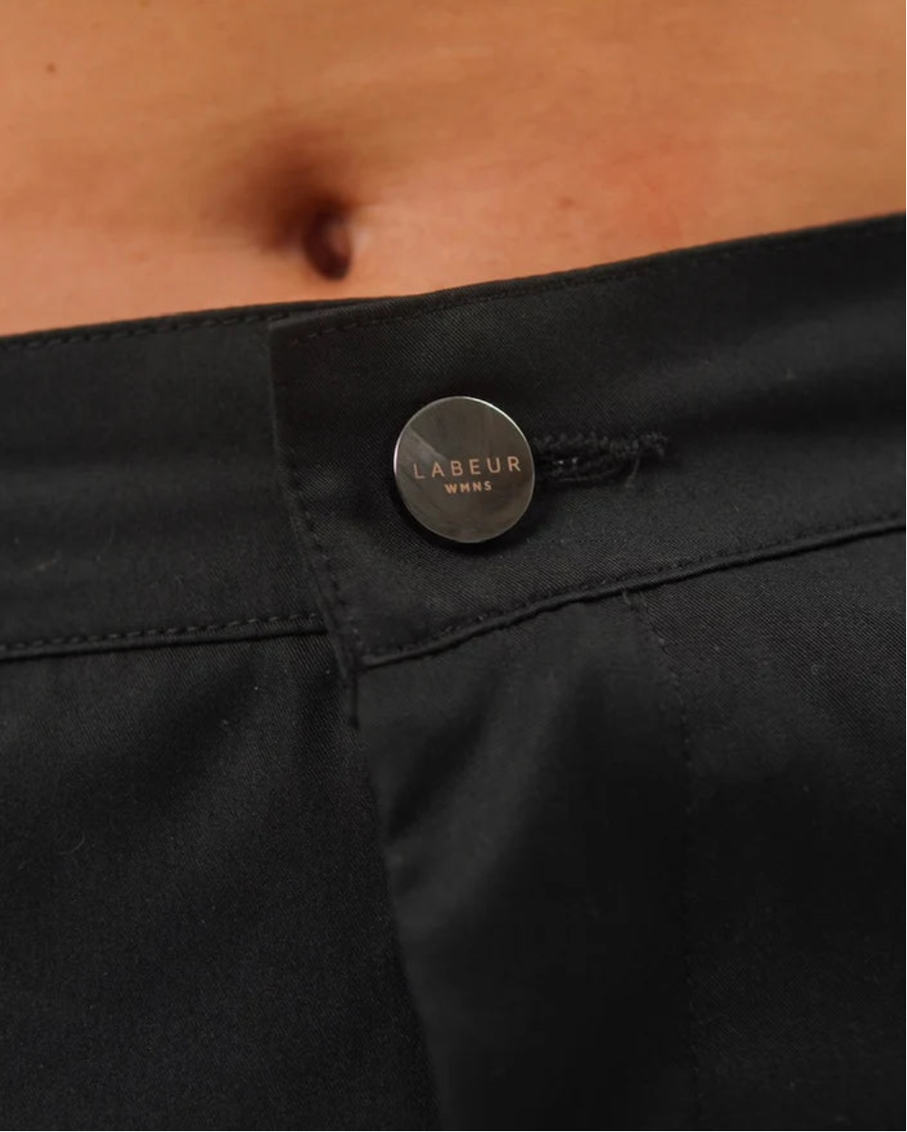 Pantalon Sidney Labeur Negro Mujer Frontal Modelo Detalle Botón