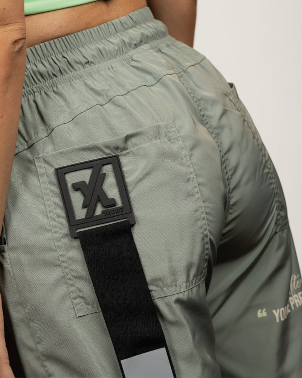 Jogger Bass Pants YOut Verde Mujer Detrás Modelo Detalle