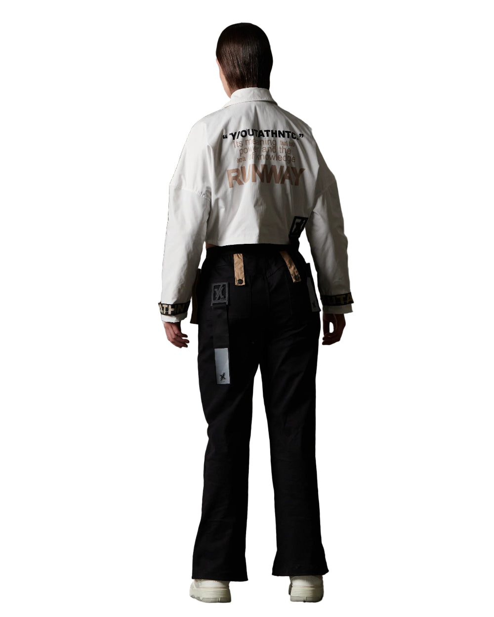 Pantalón Yout Aphotic Negro DetrásModelo