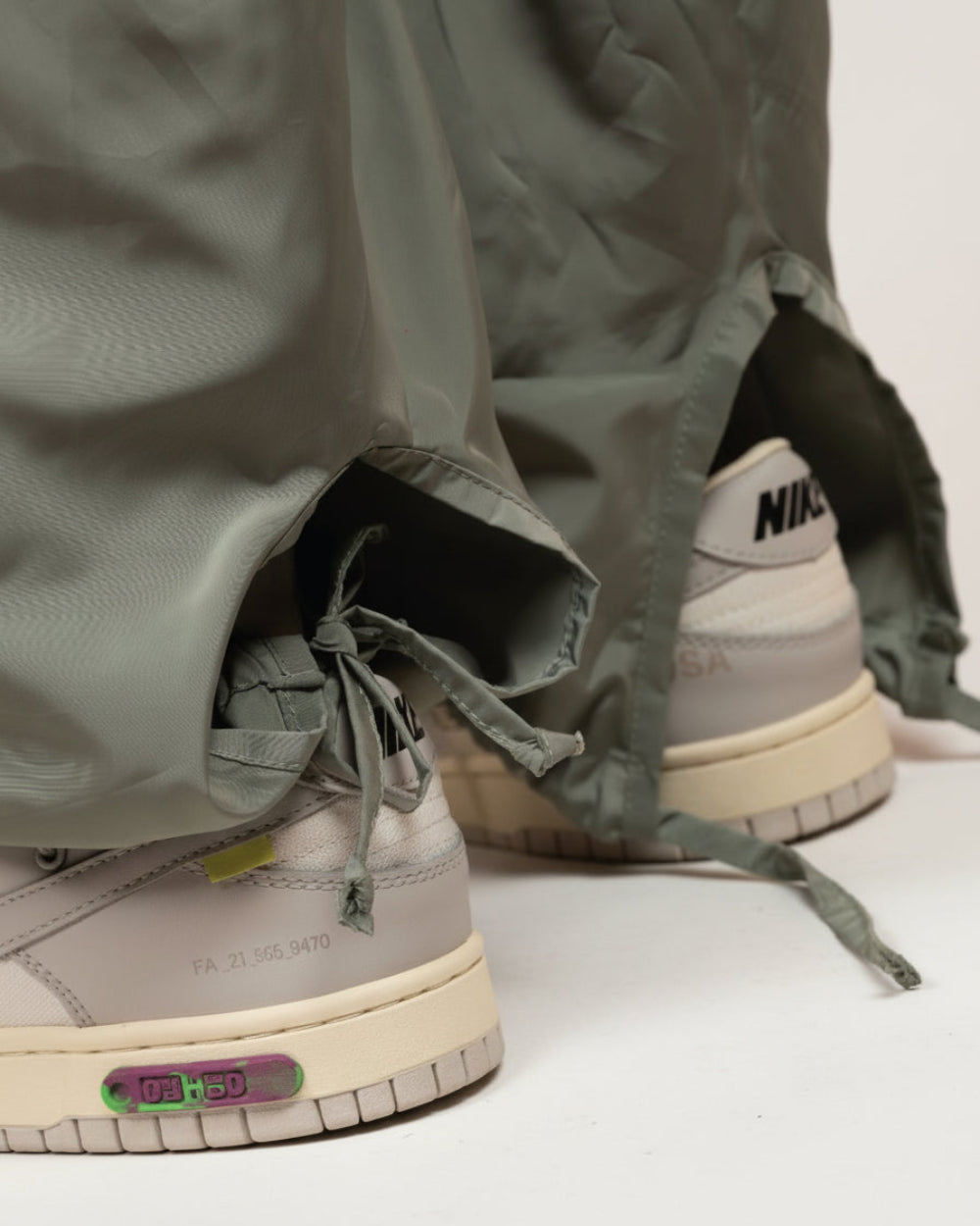 Jogger Bass Pants YOut Verde Mujer Detrás Modelo Detalle Bota