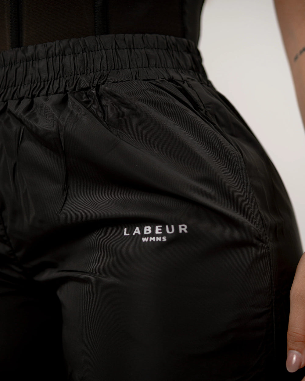 Pantalón Mumbai Labeur Negro Mujer Frontal Modelo Detalle