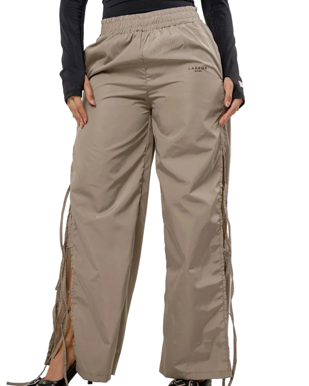 Pantalón Mumbai Labeur Arena Mujer Frontal Modelo Detalle