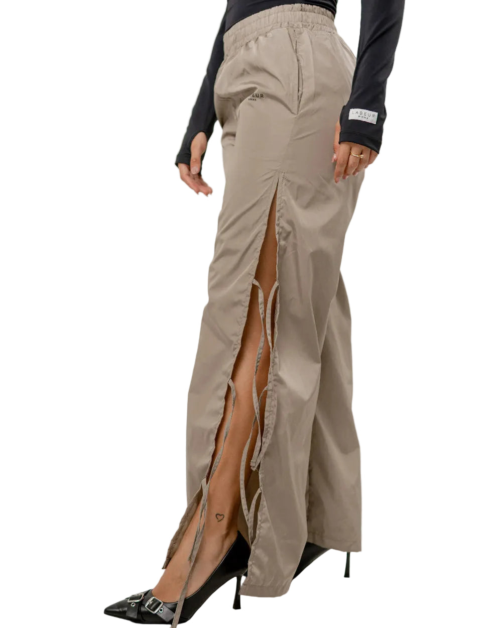 Pantalón Mumbai Labeur Arena Mujer Lateral Modelo