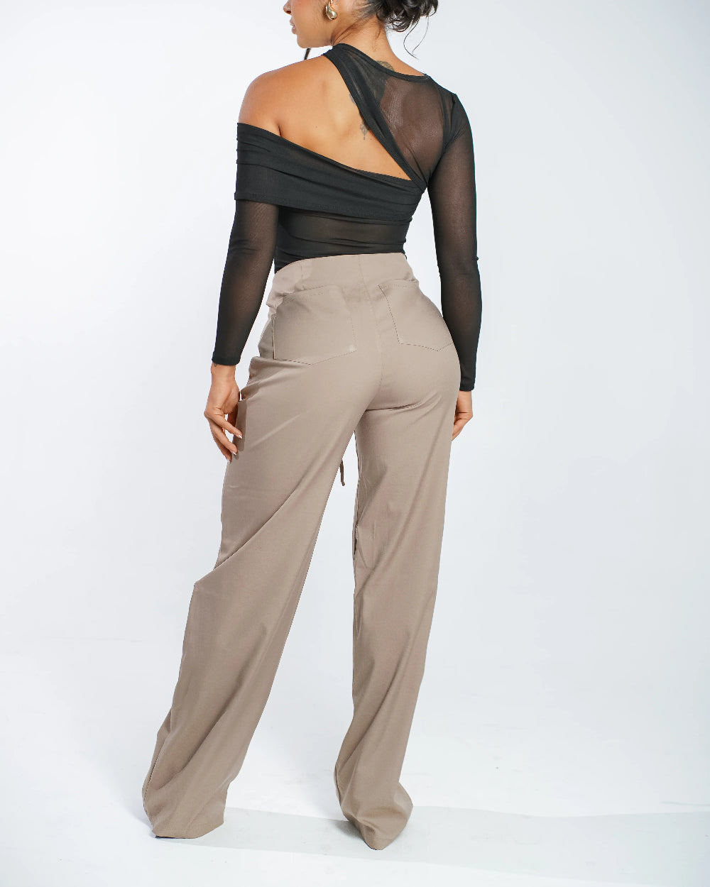 Pantalón Talia Labeur Beige Mujer Detrás Modelo