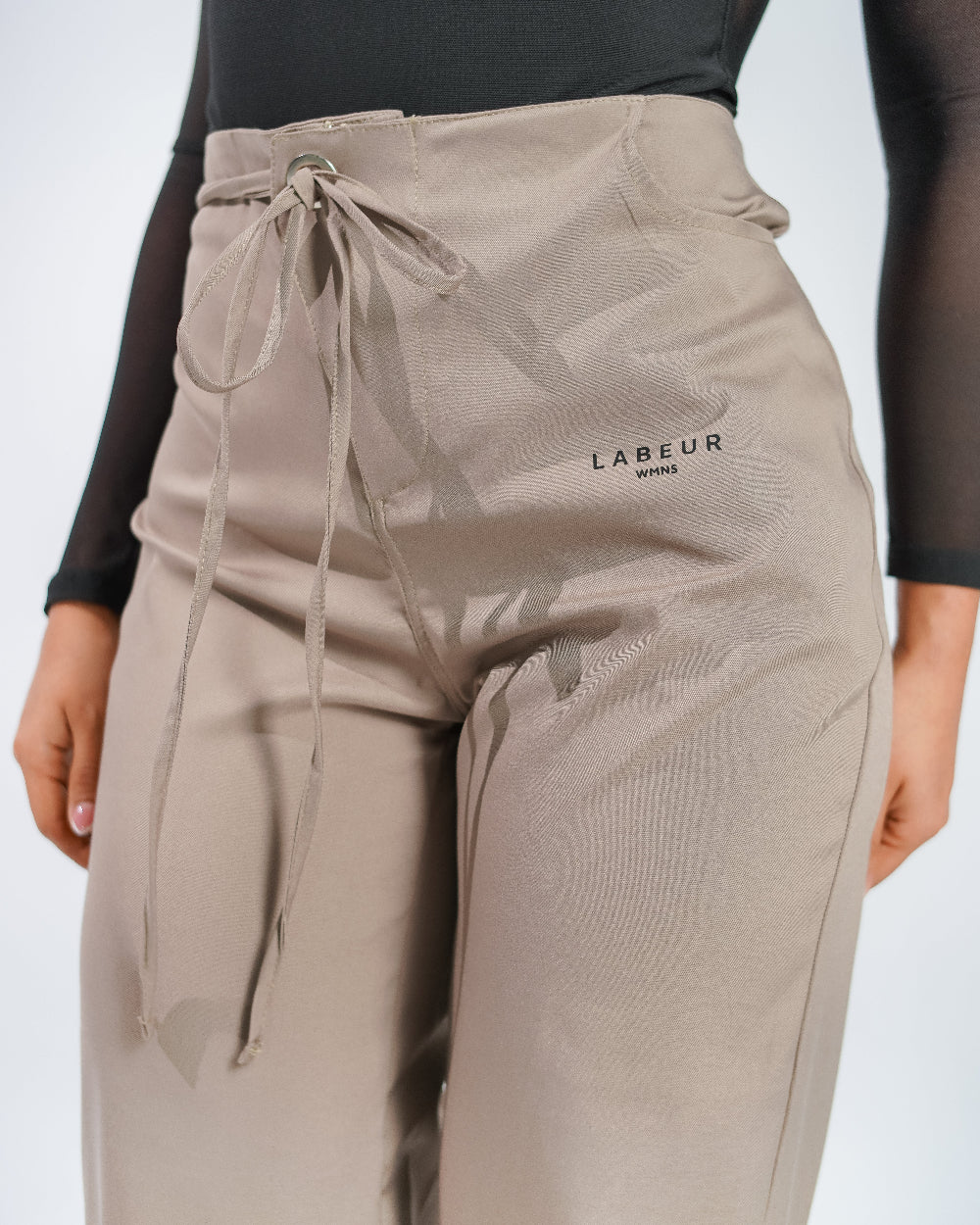 Pantalón Talia Labeur Beige Mujer Detalle Modelo