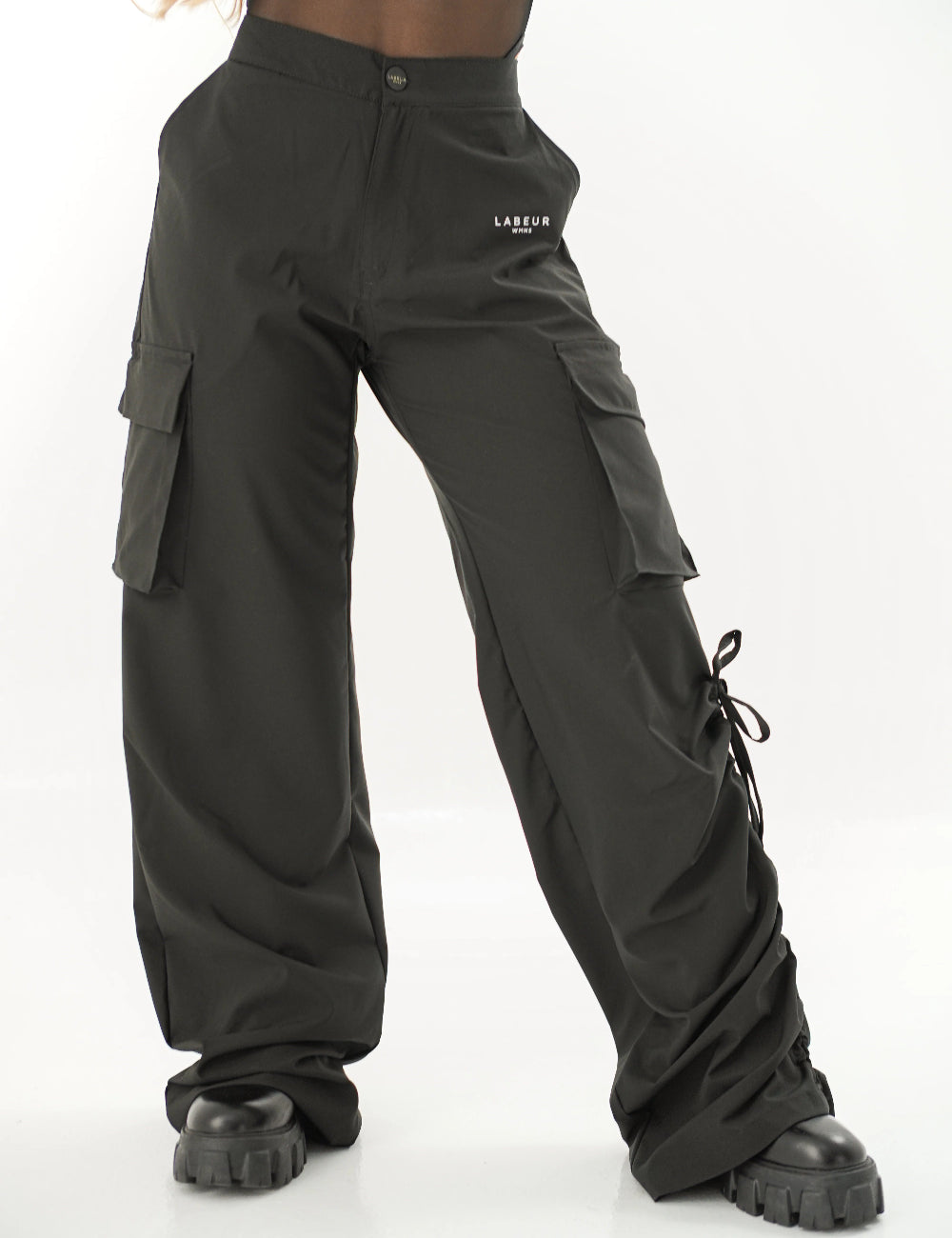 Pantalón Versalles Labeur Negro Mujer Frontal Modelo Detalle