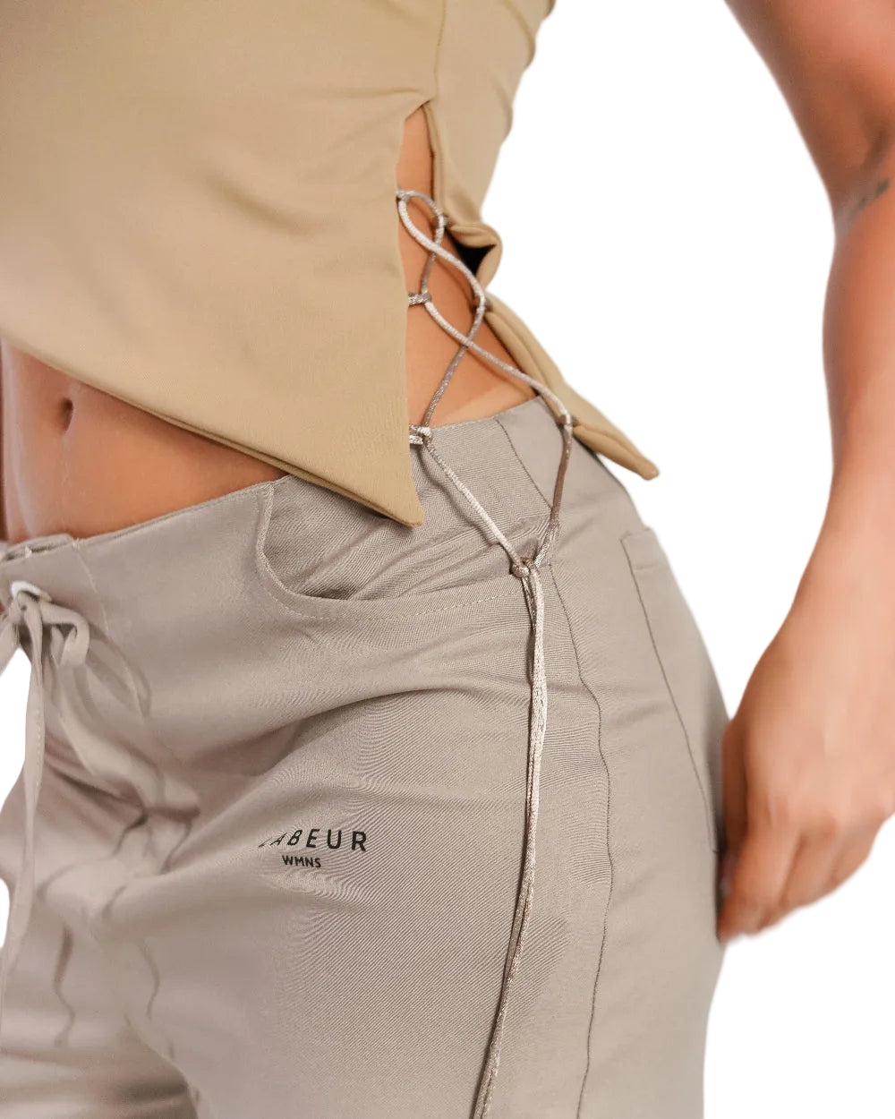 Top Afrodita Labeur Beige Mujer Lateral Modelo Detalle