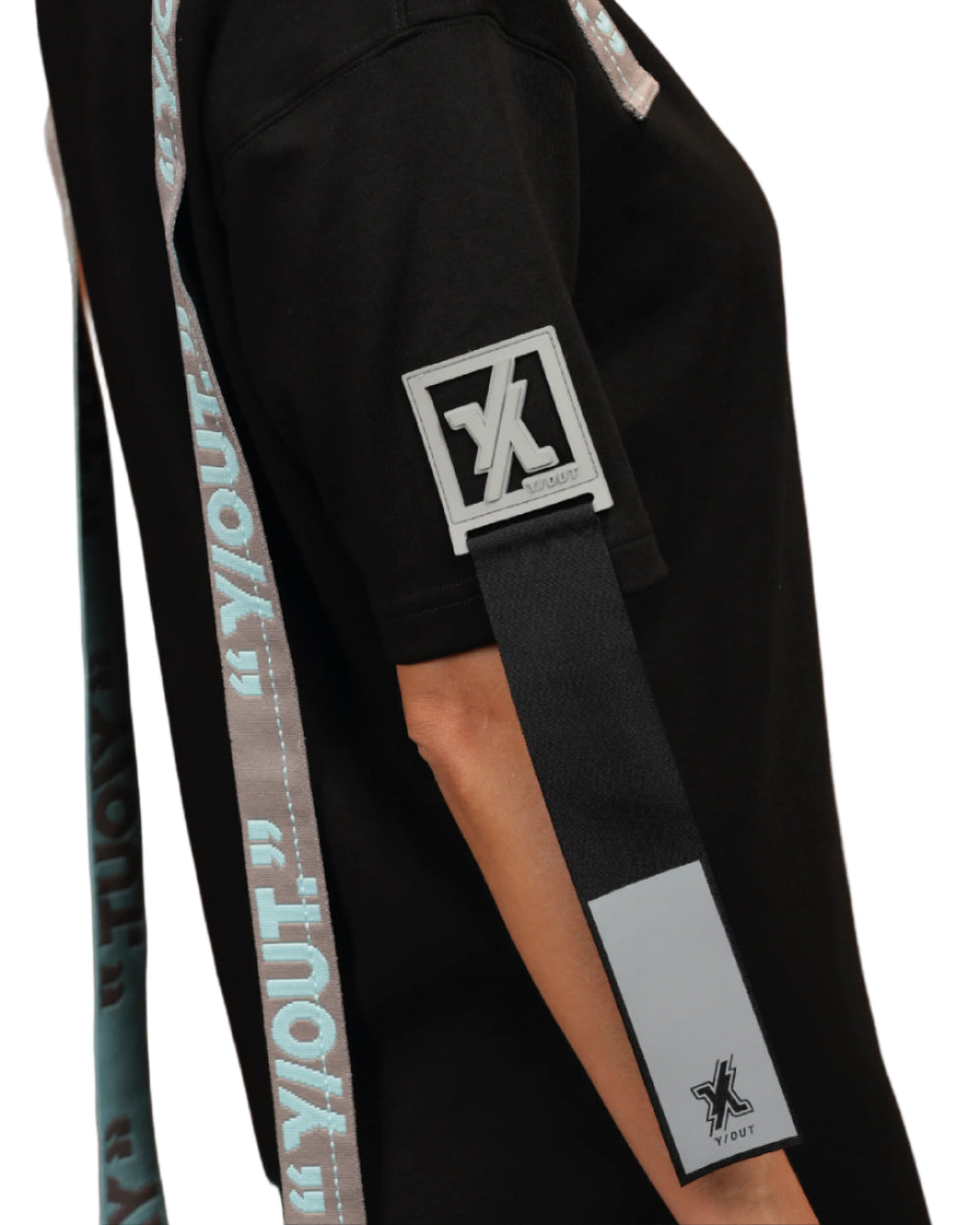 Vestido Track Dress YOut Negro Mujer Lateral Modelo Detalle