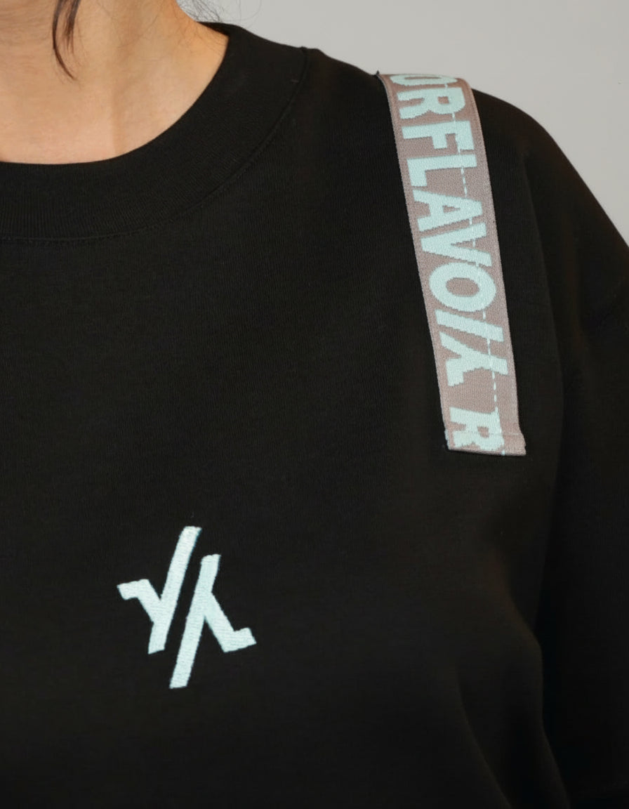 Vestido Track Dress YOut Negro Mujer Frontal Modelo Detalle