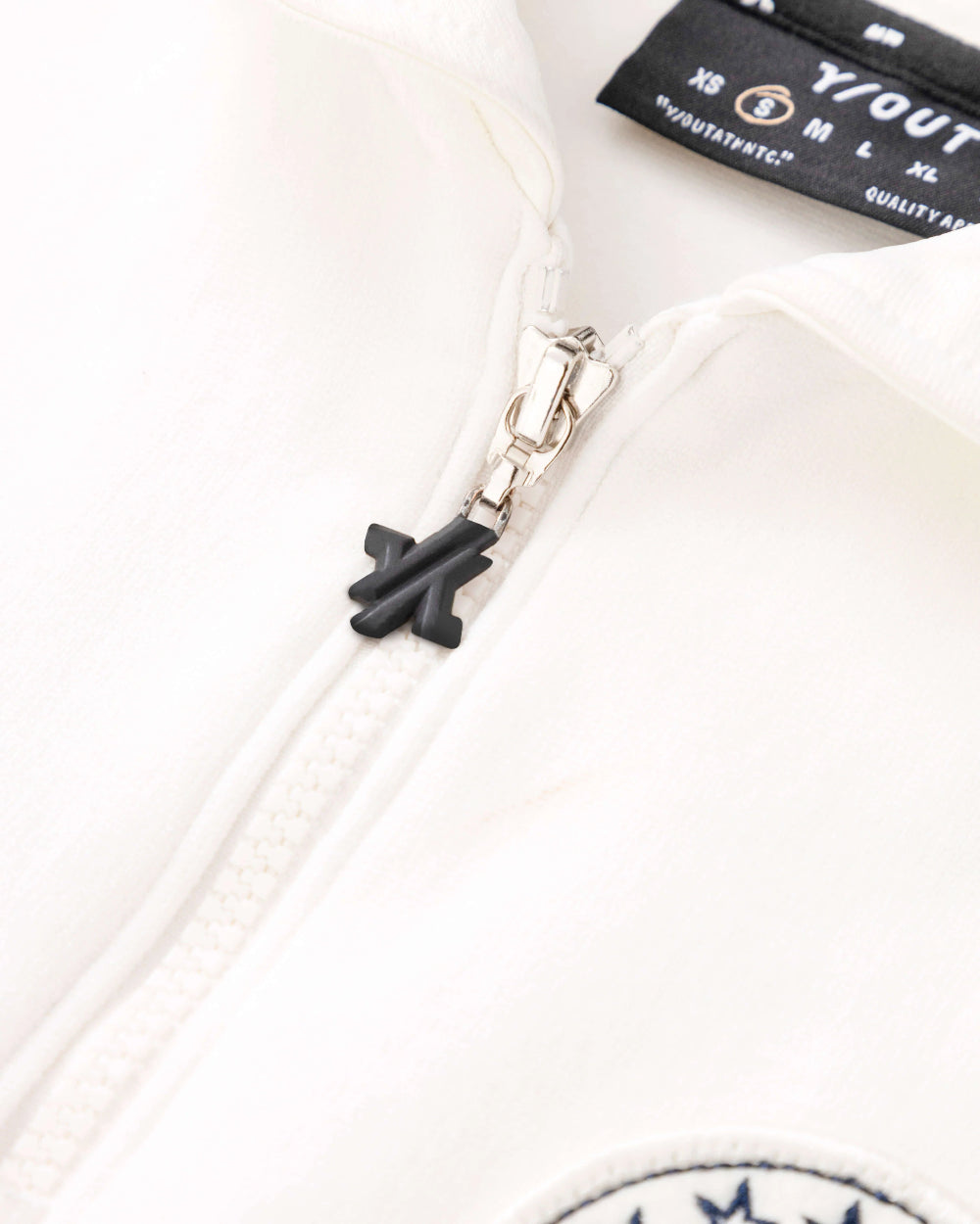 Crop Top Tea Top YOut Crema Mujer Frontal Detalle Cierre