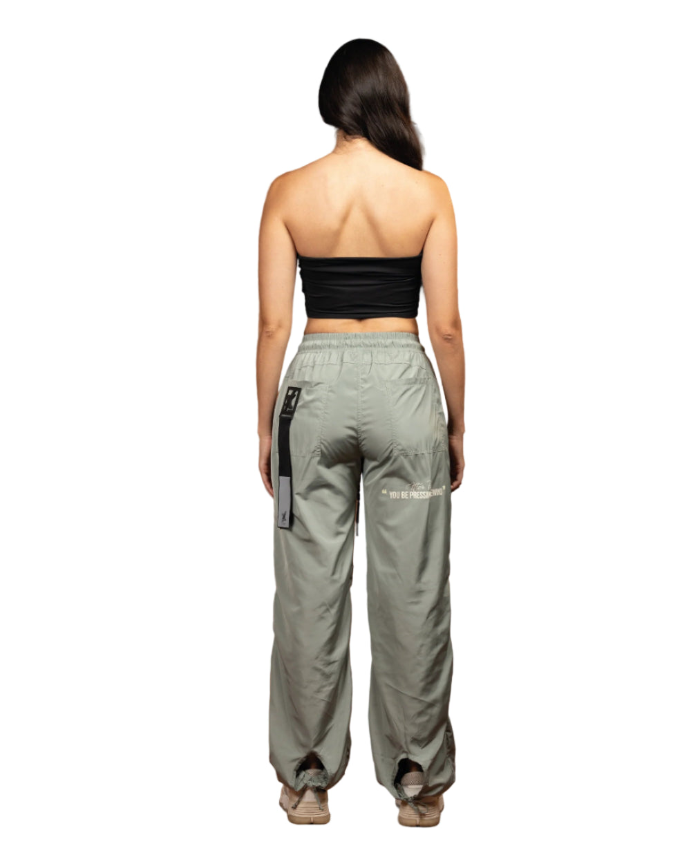 Jogger Bass Pants YOut Verde Mujer Detrás Modelo