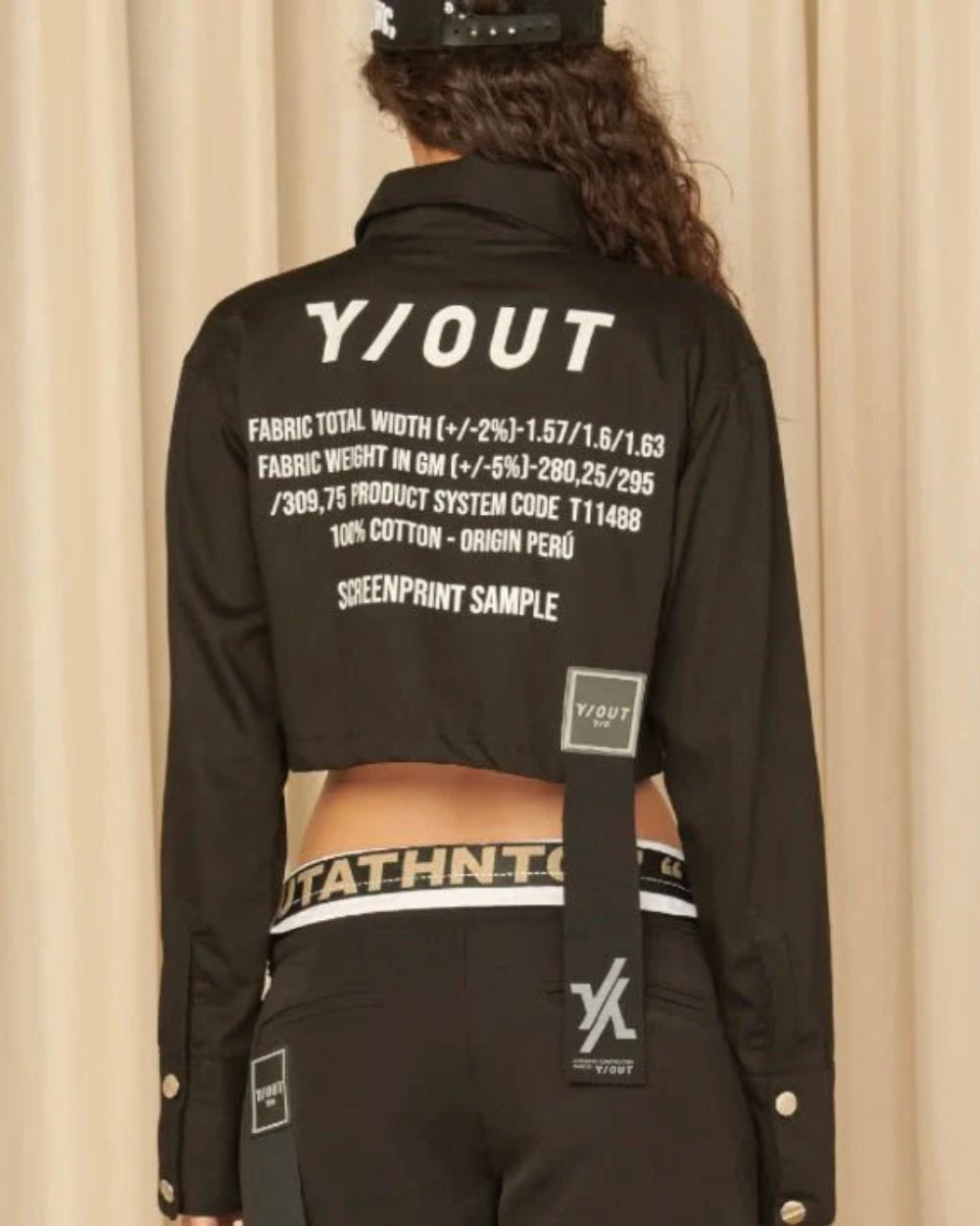 Blusa Fabric Y/Out Negra Mujer Detrás Modelo