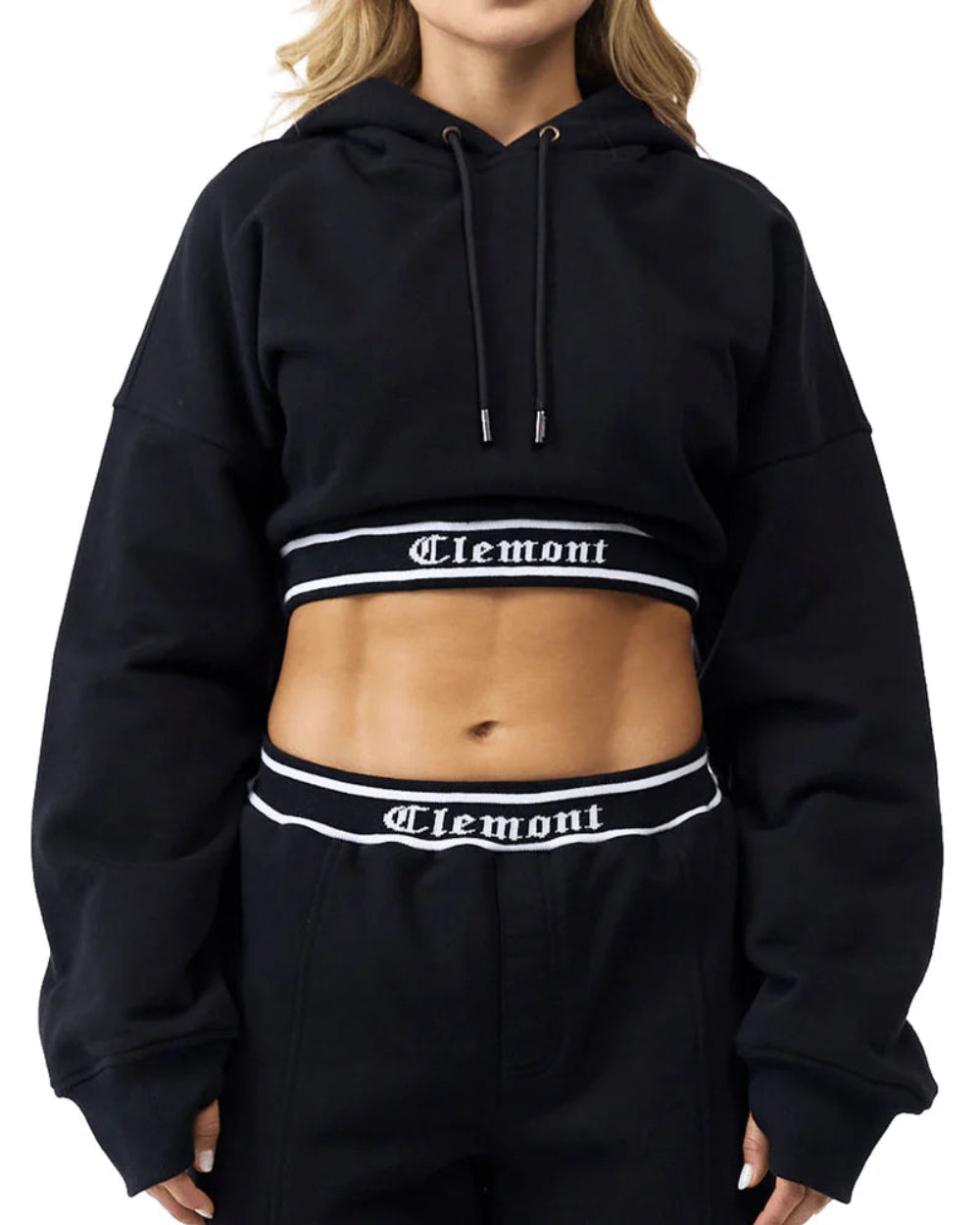 BUZO HODDIE CLEMONT NEGRO MUJER FRONTAL MODELO