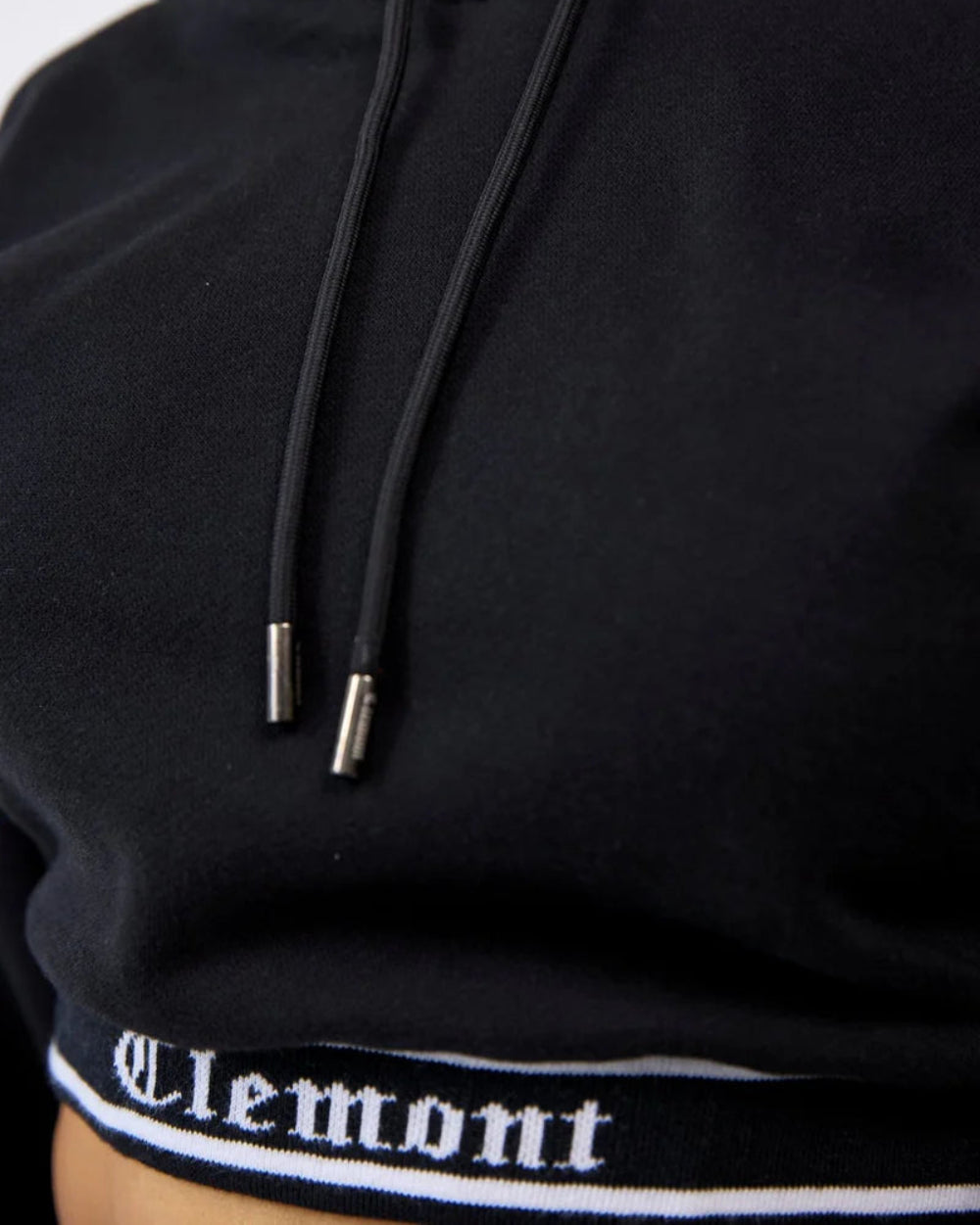 BUZO HODDIE CLEMONT NEGRO MUJER FRONTAL DETALLE MODELO