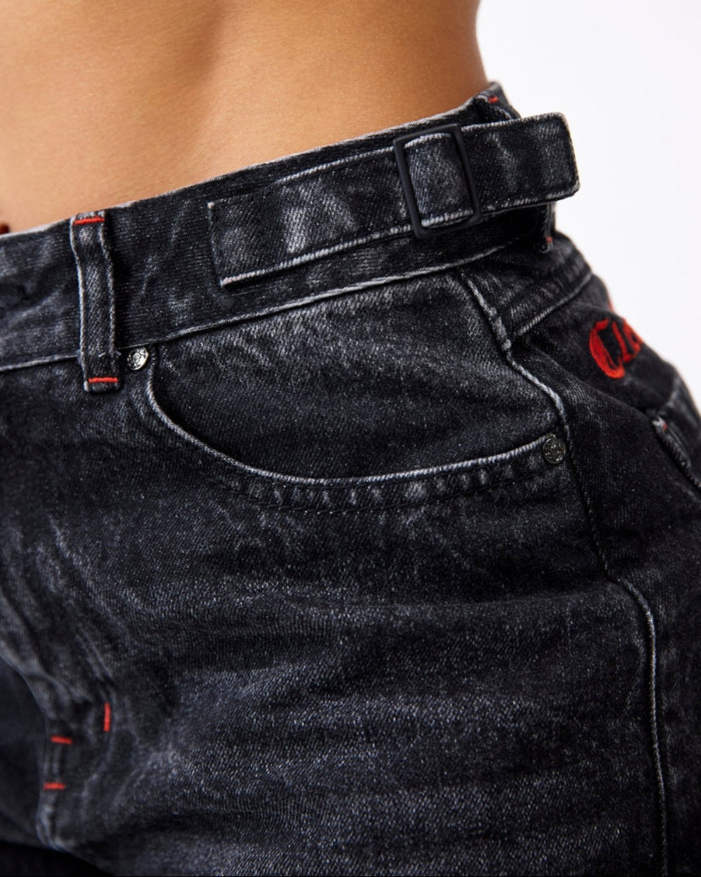 JEAN PRESAGIO CLEMONT FOTO FRONTAL DETALLE MODELO NEGRO