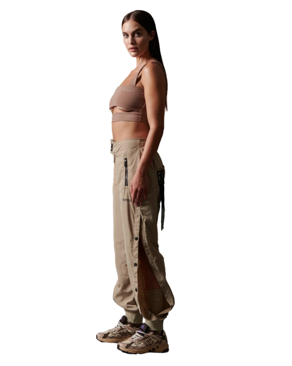 Jogger Crystal YOut Beige Mujer Lateral Modelo