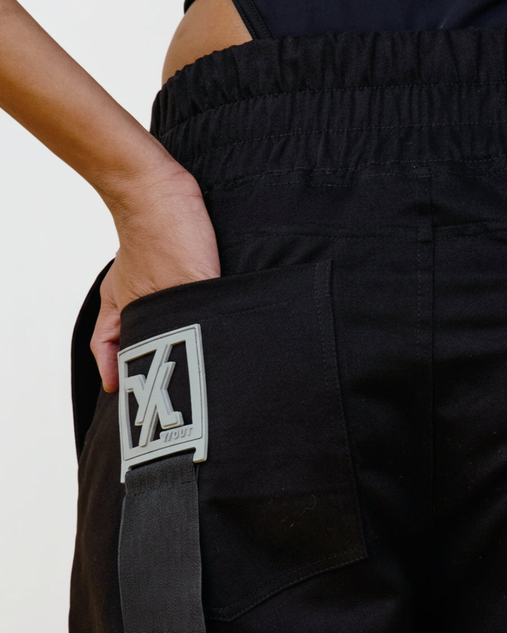 Short Tissu YOut Negro Mujer Detrás Modelo Detalle