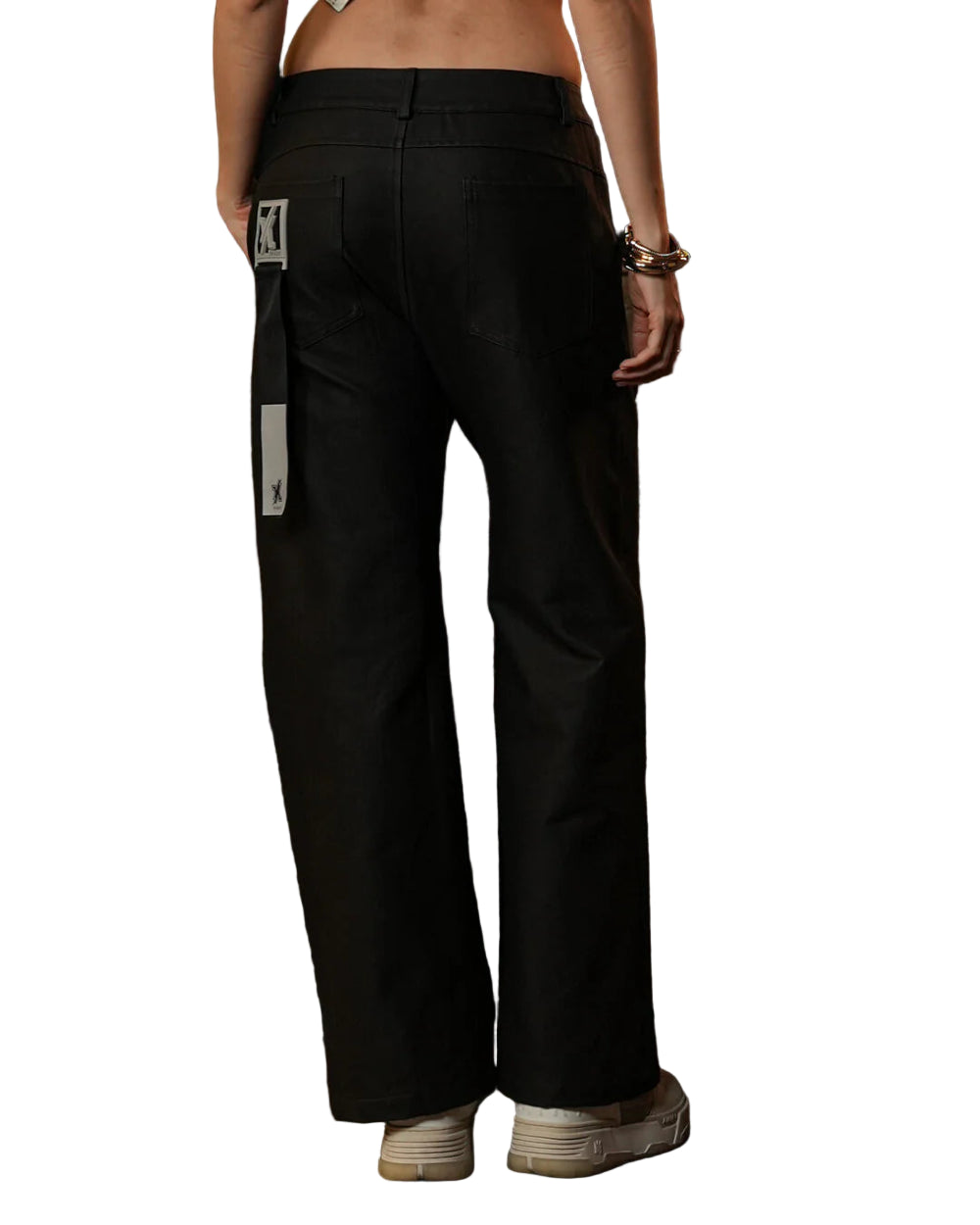 Pantalón Mate Pant YOut Negro Mujer Detrás Modelo