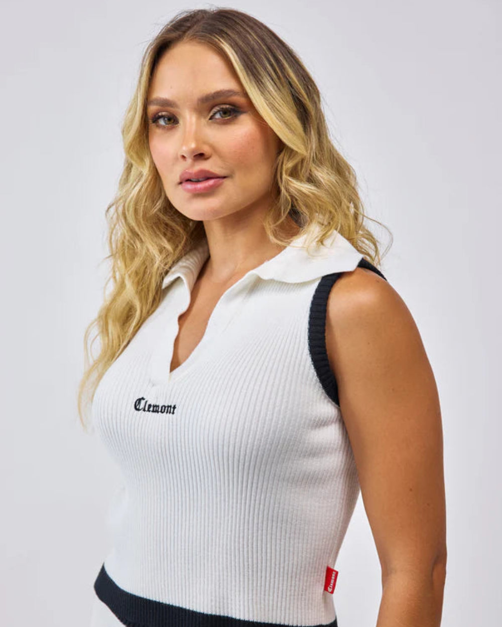 Crop Top Visione Clemont Crema Lateral Detalle Modelo