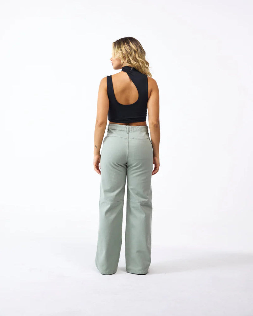 Crop Top Ascesa Negro Detrás Modelo