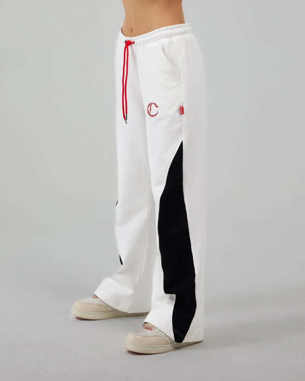 Sudadera Preminente Clemont Mujer Color Crema Lateral Modelo