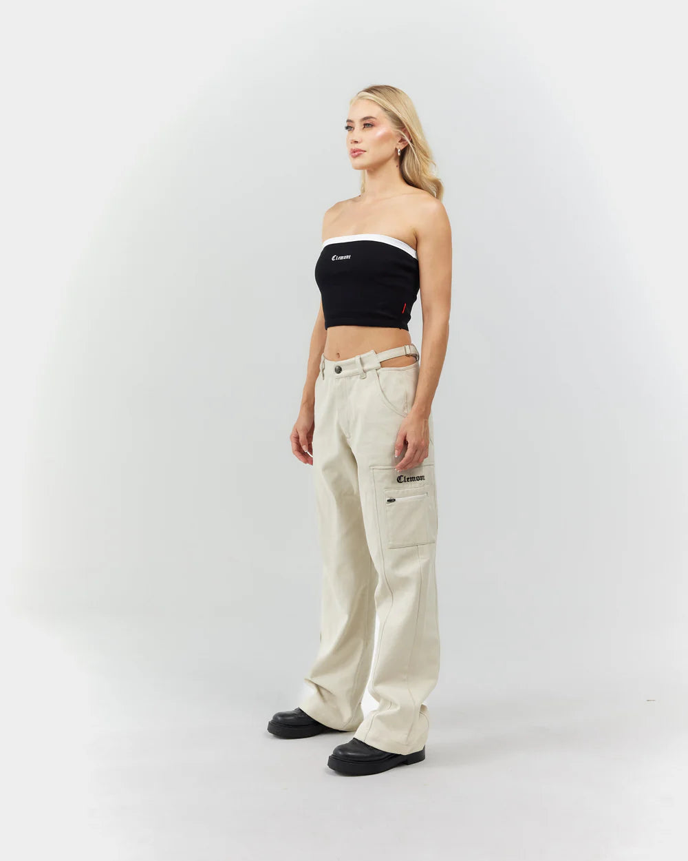 Crop Top Felicitá Clemont Negro Mujer Lateral Modelo