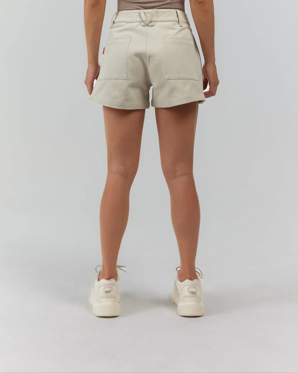 Short Ambrosia Crema Mujer Clemont Detrás