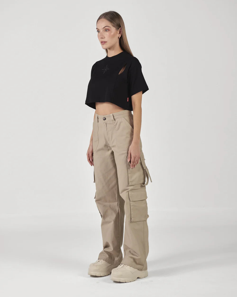 Pantalón Parallelo Clemont Mujer Color Nude Lateral Modelo